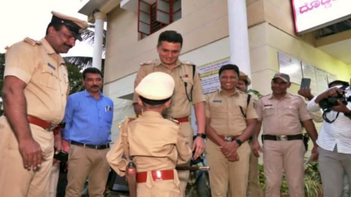 On reaching the police station, the SP welcomed Azaan with a bouquet