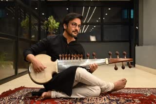 Shoumo Banerjee Playing Sarod