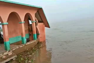 गंगा नदी में समाया स्कूल का भवन