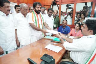 Puthuppally Bypoll  Chandy Oommen Nomination submission  Chandy Oommen  Puthuppally Bypoll Nomination submission  പ്രവര്‍ത്തകർക്കൊപ്പം കാല്‍നടയായി  നാമനിര്‍ദേശ പട്ടിക സമര്‍പ്പിച്ച് ചാണ്ടി ഉമ്മന്‍  പുതുപ്പള്ളി ഉപതെരഞ്ഞെടുപ്പ്  കോട്ടയം  യുഡിഎഫ് സ്ഥാനാർഥി ചാണ്ടി ഉമ്മൻ  യുഡിഎഫ്  ചാണ്ടി ഉമ്മൻ  സ്ഥാനാർഥി  പാമ്പാടി ബ്ലോക്ക്  തിരുവഞ്ചൂർ രാധാകൃഷ്‌ണൻ  മോൻസ് ജോസഫ്  നാട്ടകം സുരേഷ്