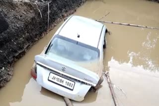 in-dhanbad-car-went-out-control-and-fell-into-pit