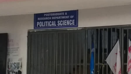 മഹാരാജാസ് കോളജ്  മഹാരാജാസ് കോളജിലെ വീഡിയോ  കാഴ്‌ച പരിമിതിയുള്ള അധ്യാപകനെ പരിഹസിച്ചു  അധ്യാപകനെ പരിഹസിച്ച് വിദ്യാർഥികൾ  പ്രിയേഷ്  MAHARAJAS COLLEGE BLIND TEACHER VIDEO  MAHARAJAS COLLEGE  BLIND TEACHER VIDEO NO CASE  BLIND TEACHER INSULTED