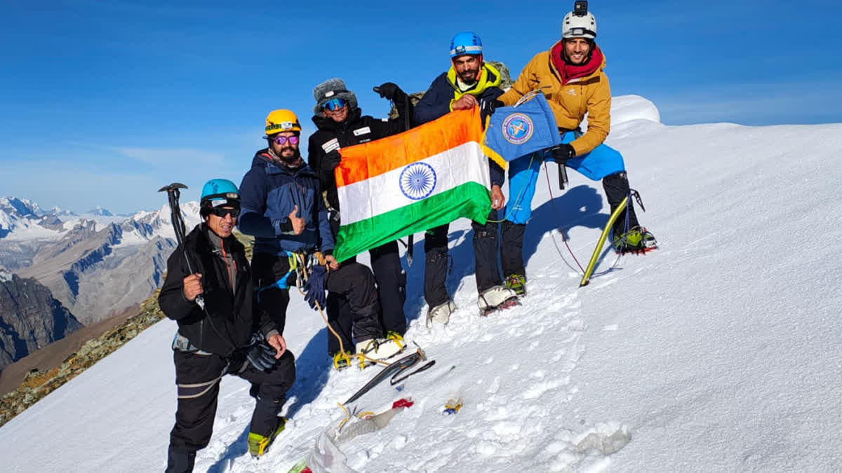 माउंट शिंकुन पर पर्वतारोहियों की टीम