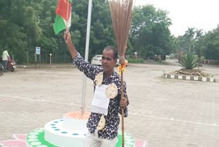 BURHANPUR COLLECTORATE MAN PROTEST