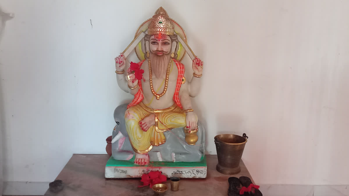 Lord Vishwakarma is being worshiped with great pomp in Giridih