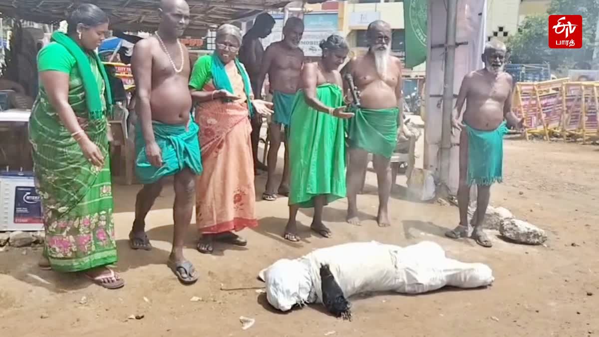 கர்நாடகா முதலமைச்சர் உருவ பொம்மையை எரித்து விவசாயிகள் போராட்டம்