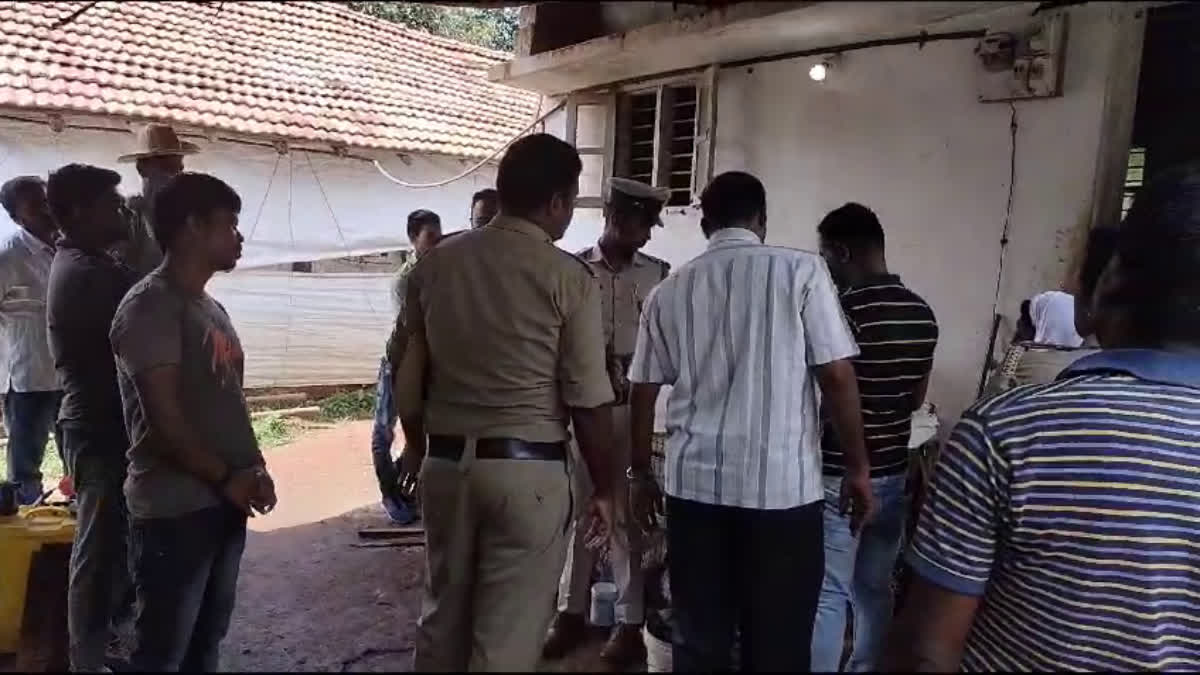 Four members of a family died in poultry farm  കുടുംബത്തിലെ നാല് പേർ മരിച്ച നിലയില്‍  കോഴി ഫാമിനുള്ളില്‍ മരിച്ച നിലയില്‍  Dead inside poultry farm  ഓക്‌സിജന്‍റെ കുറവാണ് മരണ കാരണം  Lack of oxygen is the cause of death  പുക ശ്വസിച്ചാണ് മരിച്ചതെന്ന് പോലീസ് സംശയിക്കുന്നു  Police suspect that died of smoke inhalation  increased levels of carbon monoxide  Four members of a family died  chicken farm