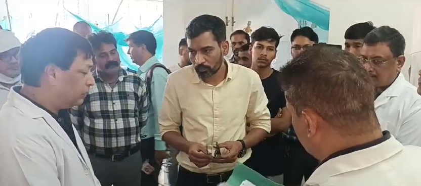 DM Ashish Chauhan inspected Dengue ward