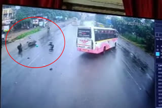 a-private-bus-bike-accident-in-mangaluru-cctv-visuals