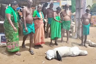 Tamil Nadu: Trichy farmers burn an effigy of Karnataka Chief Minister Siddaramaiah