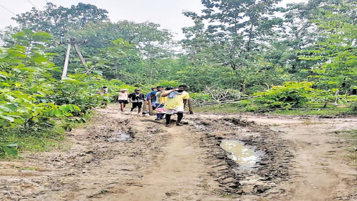 Pregnant Women Carried in Jetty for 6 Kilometers Due to Lack of Proper Roads in Bhadradri Kothagudem