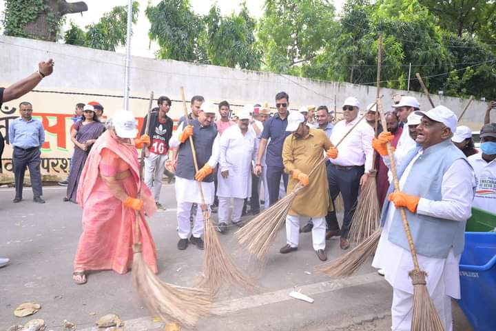 कानपुर मेयर और उच्च शिक्षा मंत्री ने लगाई झाड़ू.