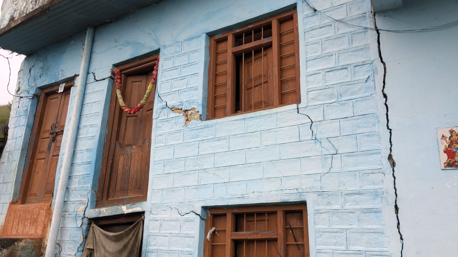 CRACKS DEVELOP IN HOUSES BAGESHWAR