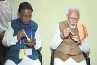 (Left) Odisha CM Mohan Maji and (Right) PM Narendra Modi enjoy Kheeri