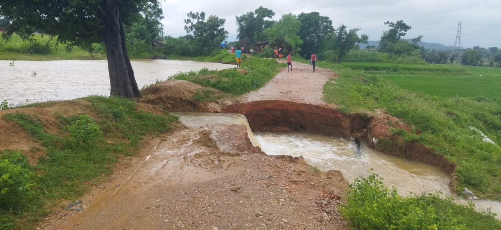 Dam broke due to heavy rain in Latehar