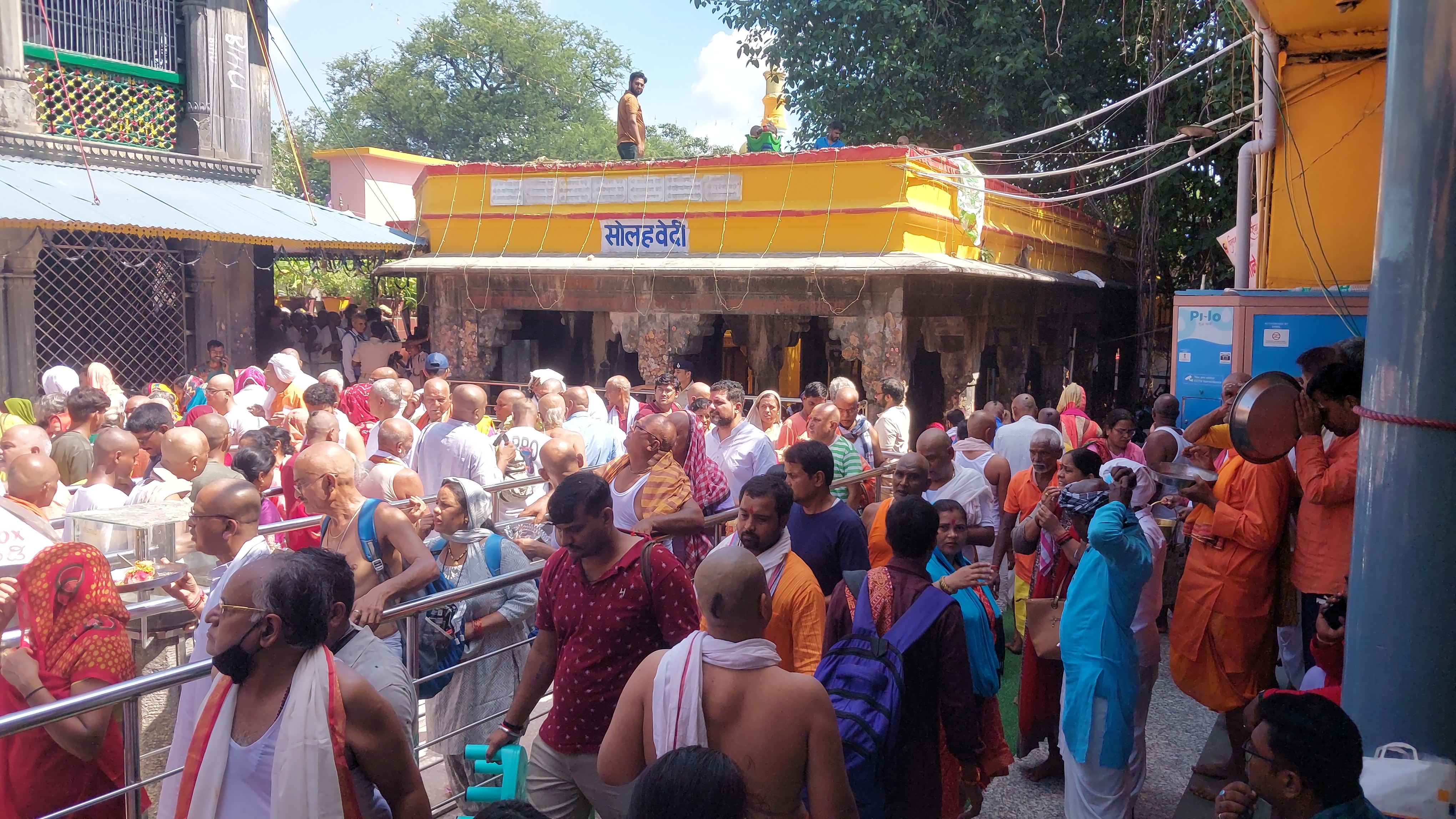 गया स्थित विष्णुपद मंदिर में मौजूद श्रद्धालु