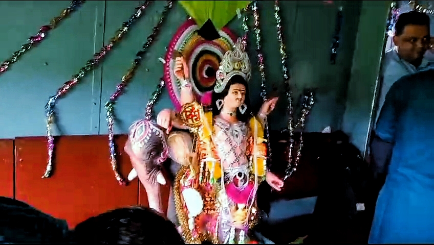 Vishwakarma Puja in Local Train