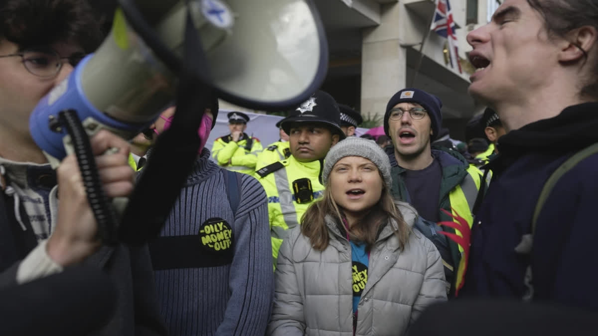 Greta Thunberg slutter seg til kampanjefolk for å forstyrre oljelederforum i London, Greta-thunberg blir med for å forstyrre oljelederforum i London