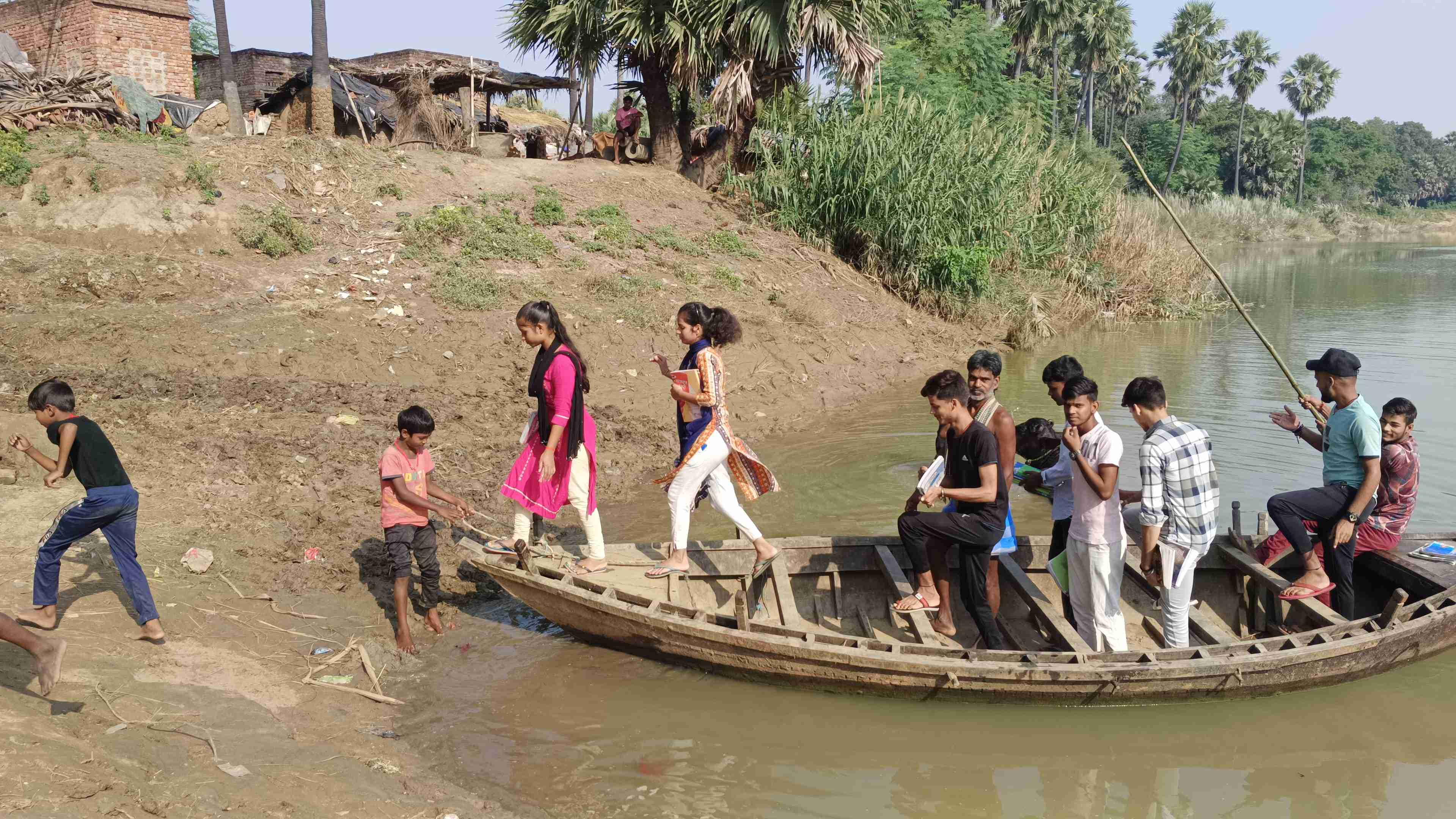 नालंदा में नाव से स्कूल जाते बच्चे