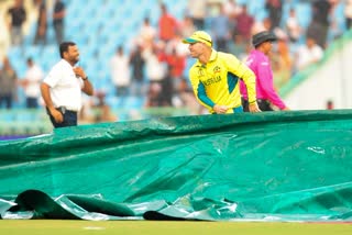 ICC Cricket World Cup  David Warner helps to groundsman  covers the field as rain disrupts the match  ಆಸ್ಟ್ರೇಲಿಯಾ ಶ್ರೀಲಂಕಾ ಪಂದ್ಯಕ್ಕೆ ವರುಣ ಅಡ್ಡಿ  ಗ್ರೌಂಡ್ಸ್​ಮನ್​ಗೆ​ ಸಹಾಯ ಮಾಡಿದ ವಾರ್ನರ್  ವಾರ್ನರ್​ಗೆ ಪ್ರಶಂಸೆಯ ಸುರಿಮಳೆ  ಏಕಾನಾ ಕ್ರಿಕೆಟ್ ಸ್ಟೇಡಿಯಂ  ಆಸ್ಟ್ರೇಲಿಯಾ ಮತ್ತು ಶ್ರೀಲಂಕಾ ನಡುವಿನ ಪಂದ್ಯ  ಆಸ್ಟ್ರೇಲಿಯಾದ ಡೇವಿಡ್ ವಾರ್ನರ್ ಗ್ರೌಂಡ್ಸ್​ಮನ್  ಕ್ರಿಕೆಟ್ ವಿಶ್ವಕಪ್ 2023 ಪಂದ್ಯ  ಡೇವಿಡ್ ವಾರ್ನರ್ ಗ್ರೌಂಡ್ಸ್‌ಮನ್​ಗೆ ಸಹಾಯ  ಕೆಲ ಸಮಯ ಮಳೆ ಸುರಿಯಿತು