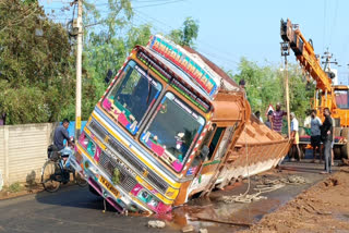 truck-stuck-on-road-in-coimbatore