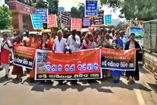 slum dwellers stage protest