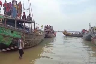 मनेर की गंगा नदी में बालू लदी नाव पलटी