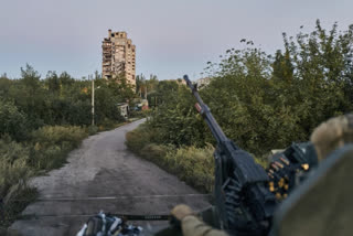 Russia sending more forces to eastern Ukraine city after assault slows, analysts say