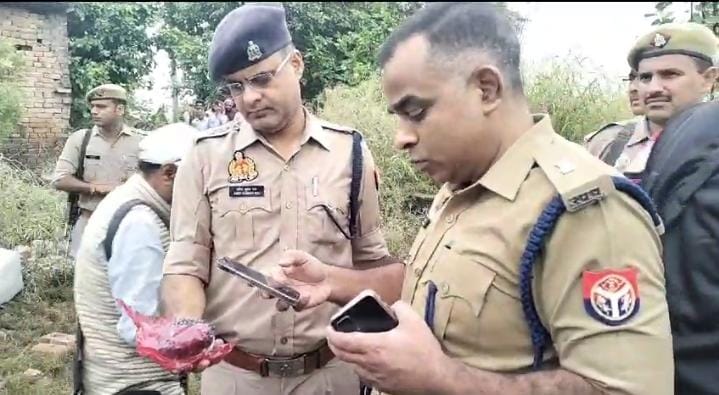 gमेरठ में फैक्ट्री में ब्लास्ट होने के बाद पुलिस मौके पर पहुंची