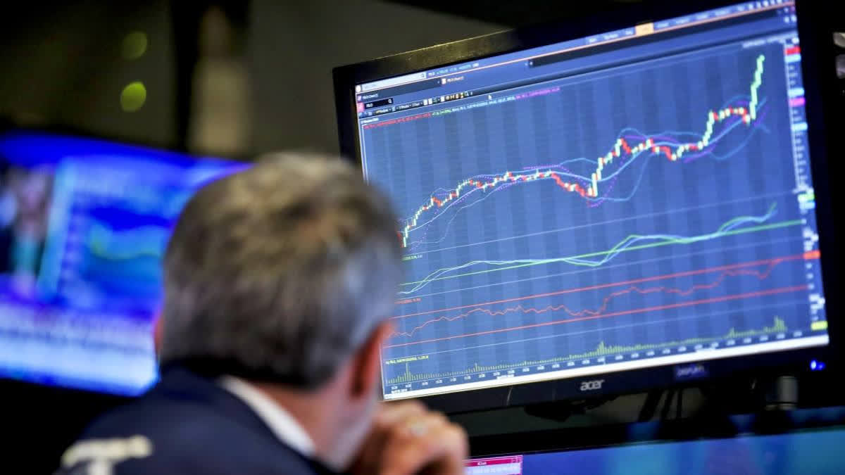 Mumbai's benchmark indices initially gained but later turned negative amid foreign fund outflows, with the Sensex and Nifty both declining significantly during trading.