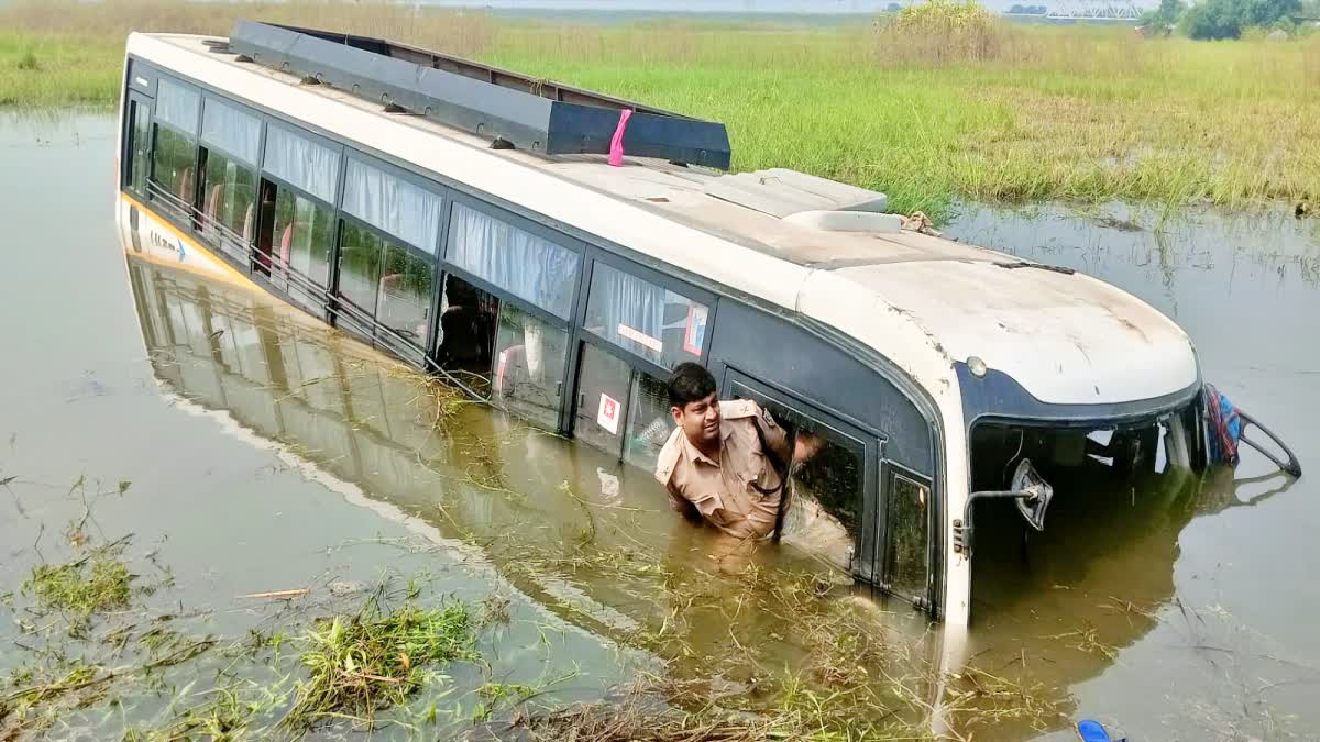 bus overturned in Khagaria