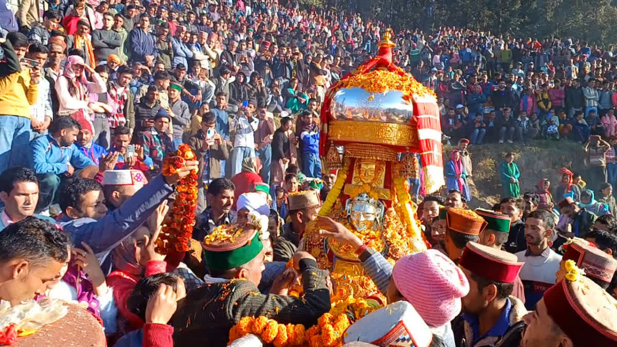 देव मतलोड़ा के रथ को प्रणाम करेत लोग