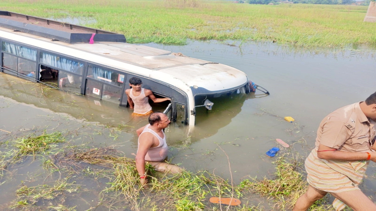 bus overturned in Khagaria