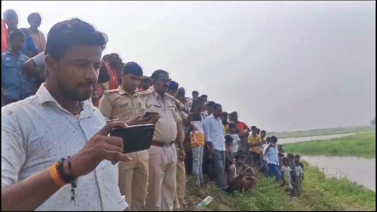 bus overturned in Khagaria