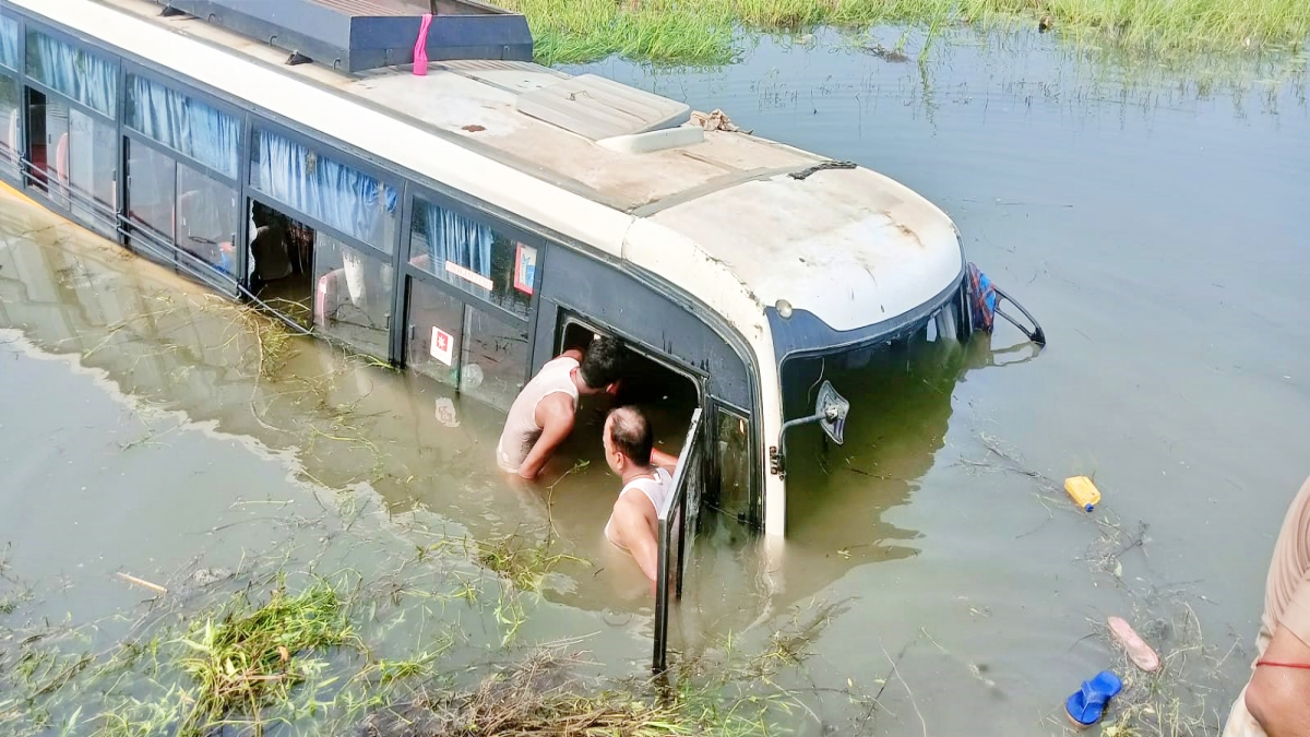 bus overturned in Khagaria