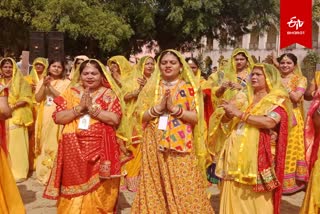 गोकुल में आयोजित महारास में शामिल महिलाएं.