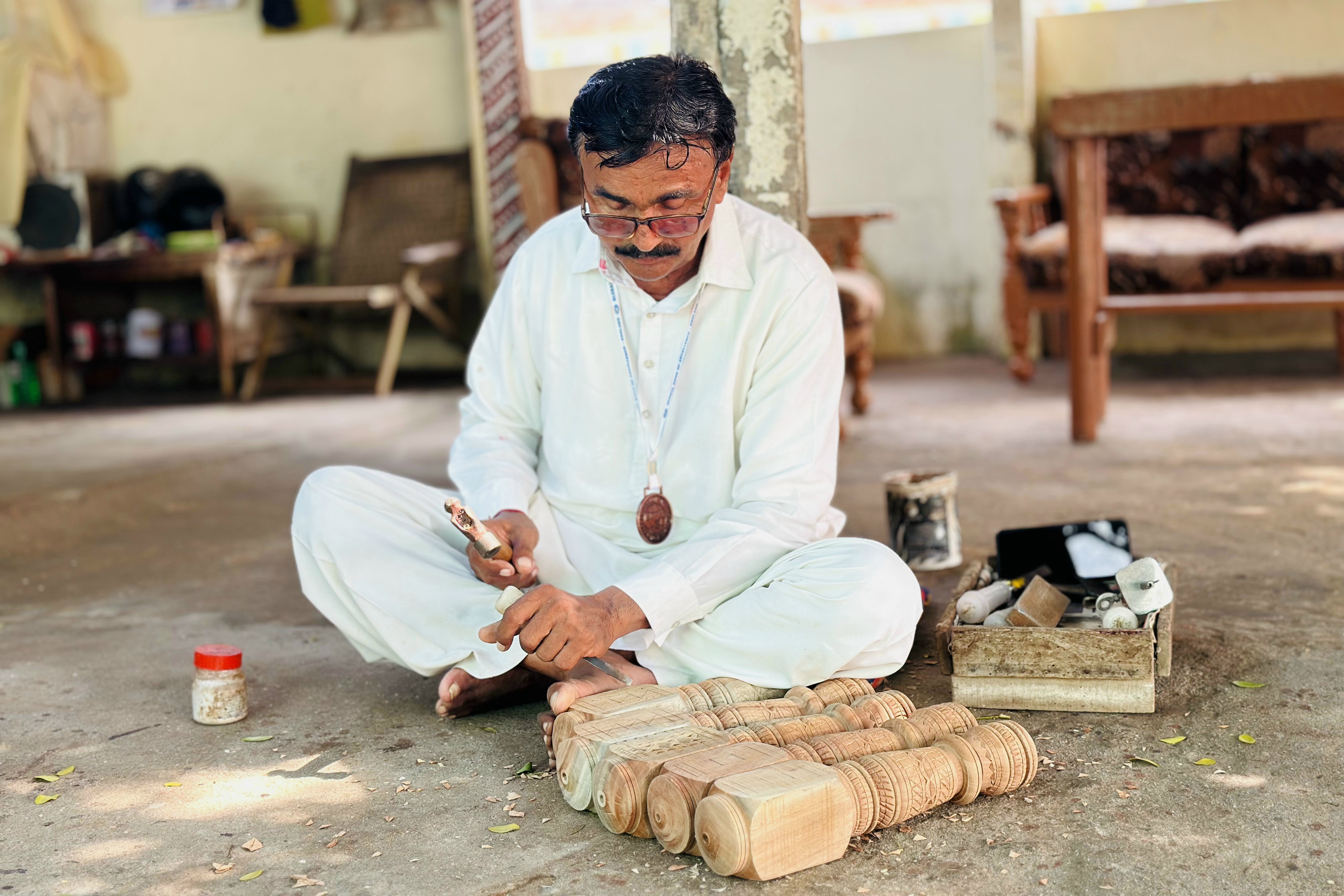 કામ કરી રહેલા જયમલભાઈ મારવાડાની તસવીર