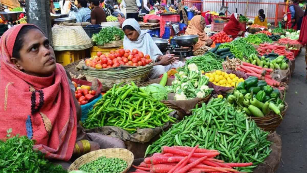 Etv Bharat Vegetable price in UP  Vegetable price in Lucknow  UP Vegetable price Update 17 November 2023  लखनऊ में सब्जियों के दाम