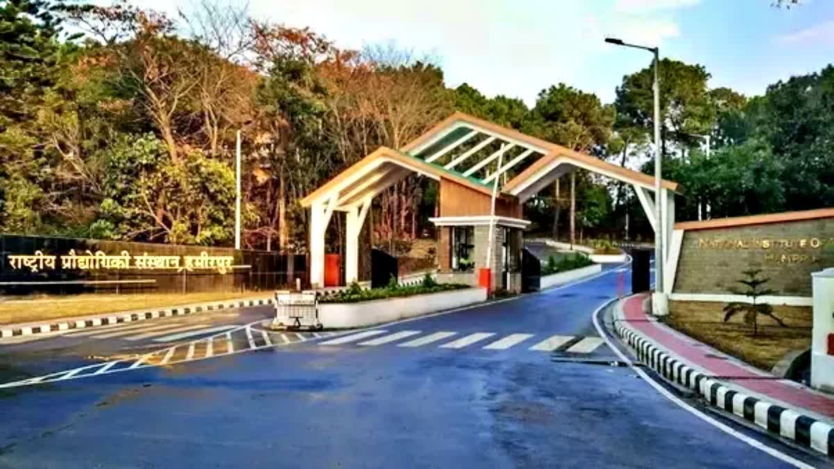 एनआईटी हमीरपुर ने 2 छात्रों को किया निष्कासित एनआईटी हमीरपुर ने 2 छात्रों को किया निष्कासित