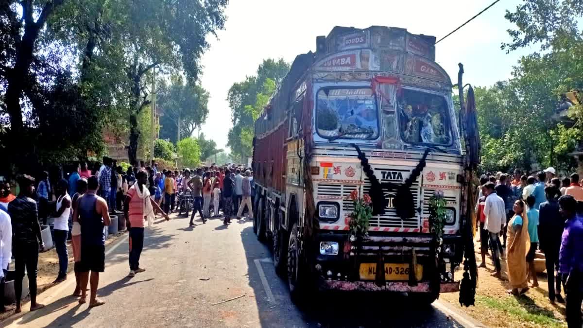 जमुई में बालू लदे ट्रक ने युवक को कुचला