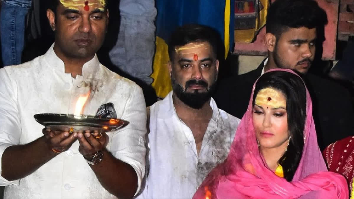 Etv BharatSunny Leone at Ganga Ghat