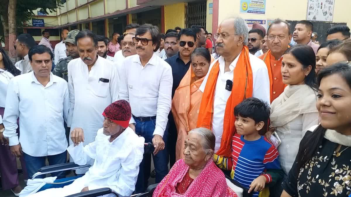 Brijmohan Agarwal voted in Raipur