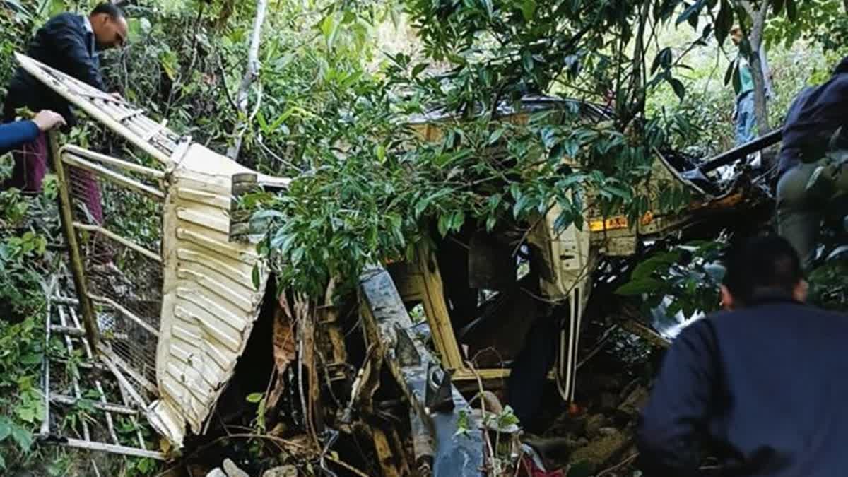 Pickup jeep accident in Uttarakhands Nainital  Pickup jeep accident  pickup jeep falls into gorge  accident  Uttarakhand  ഉത്തരാഖണ്ഡ്‌  പിക്കപ്പ് ജീപ്പ് മറിഞ്ഞു  വാഹനാപകടം  Uttarakhand accident  വാഹനം താഴ്‌ചയിലേക്ക്‌ മറിഞ്ഞു  പിക്കപ്പ് ജീപ്പ്  Pickup jeep accident in Uttarakhand