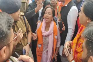 BJP workers demonstrated and accused the police