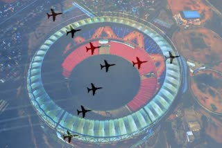 World Cup Final  Indian Air Force Surya Kiran Team  Surya Kiran Team To Perform Air Show  Air Show in Ahmedabad Narendra Modi Stadium  ಸೂರ್ಯ ಕಿರಣ್ ಏರೋಬ್ಯಾಟಿಕ್ ತಂಡ  ಸೂರ್ಯ ಕಿರಣ್ ಏರೋಬ್ಯಾಟಿಕ್ ತಂಡವು ಏರ್ ಶೋ  ಐಸಿಸಿ ವಿಶ್ವಕಪ್ 2023ರ ಫೈನಲ್ ಪಂದ್ಯ  ಫೈನಲ್ ಪಂದ್ಯ ಭಾರತ ಮತ್ತು ಆಸ್ಟ್ರೇಲಿಯಾ ನಡುವೆ ಭಾನುವಾರ  ಅಹಮದಾಬಾದ್‌ನ ನರೇಂದ್ರ ಮೋದಿ ಕ್ರೀಡಾಂಗಣ  ಭಾರತೀಯ ವಾಯುಪಡೆಯ ಸೂರ್ಯ ಕಿರಣ್ ಏರೋಬ್ಯಾಟಿಕ್ ತಂಡ  ವಿಶ್ವಕಪ್ ಫೈನಲ್‌ಗೂ ಮುನ್ನ ಆಗಸದಲ್ಲಿ ಚಮತ್ಕಾರ  ಕ್ರಿಕೆಟ್​ ಅಭಿಮಾನಿಗಳನ್ನು ರೋಮಾಂಚನ  ಅಭಿಮಾನಿಗಳನ್ನು ರೋಮಾಂಚನಗೊಳಿಸಲಿದೆ ಏರ್​ ಶೋ