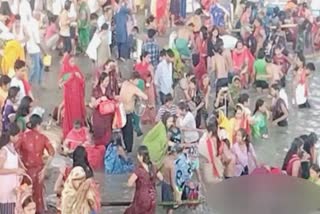 पटना के गंगा घाटों पर छठव्रतियों की भीड़