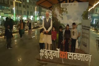 pm-modis-life-size-cut-out-at-lal-chowk-becomes-new-tourist-attraction-in-srinagar