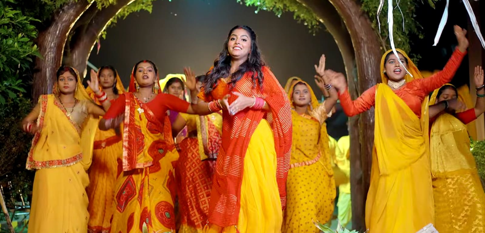 'छठ गंगा घाट प' भोजपुरी गीत पर डांस करतीं माही श्रीवास्तव