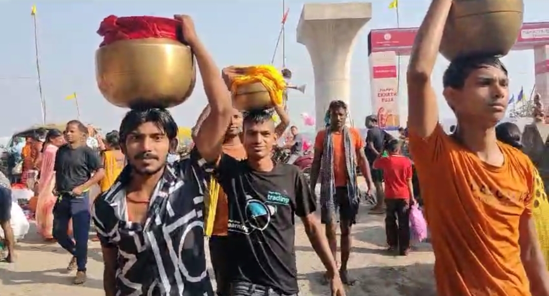 गंगा जल ले जाते छठव्रती