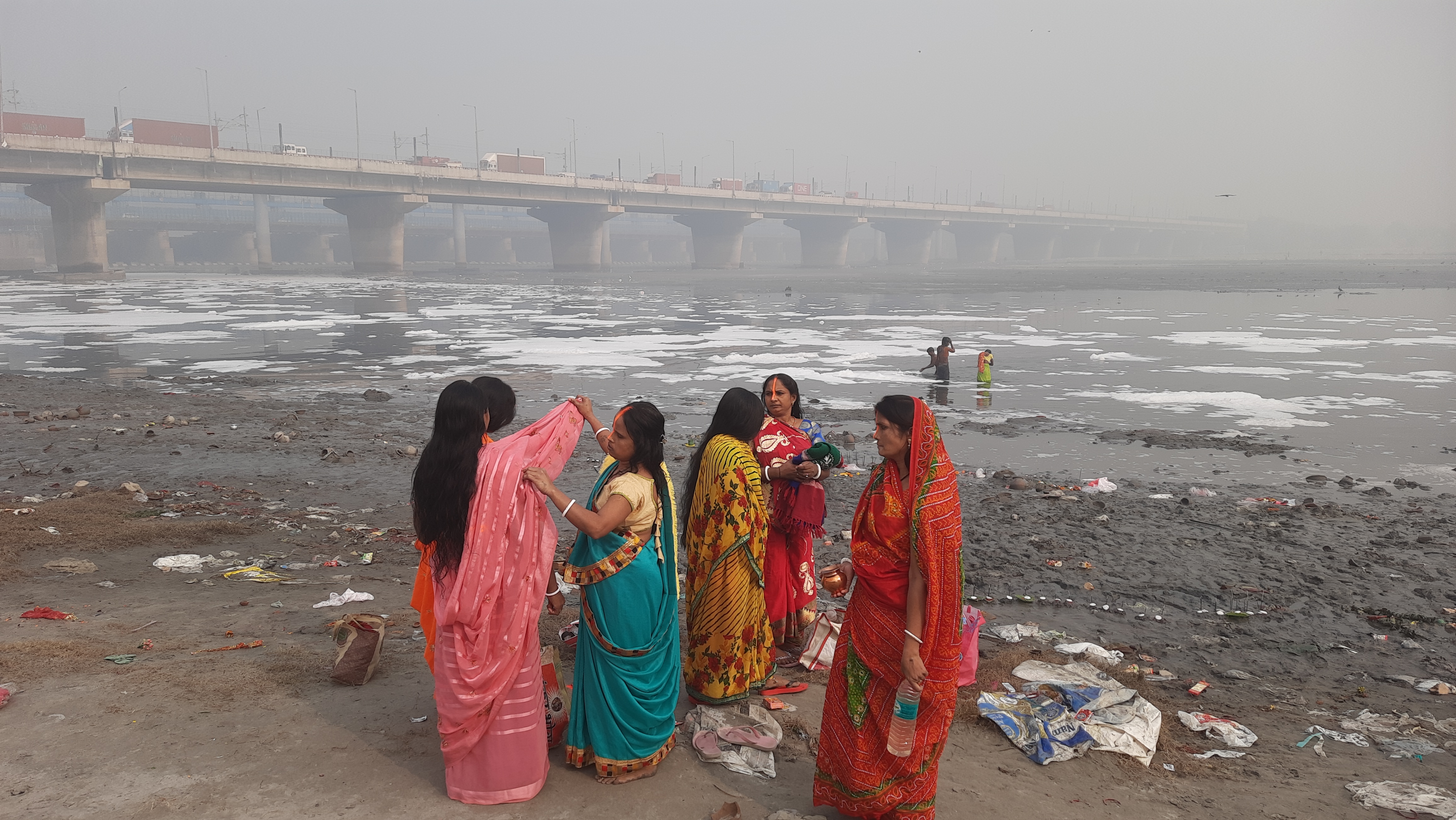 नहाय-खाय के साथ छठ महापर्व की शुरुआत, दिल्ली के बदहाल यमुना में व्रतियों ने लगाई डुबकी